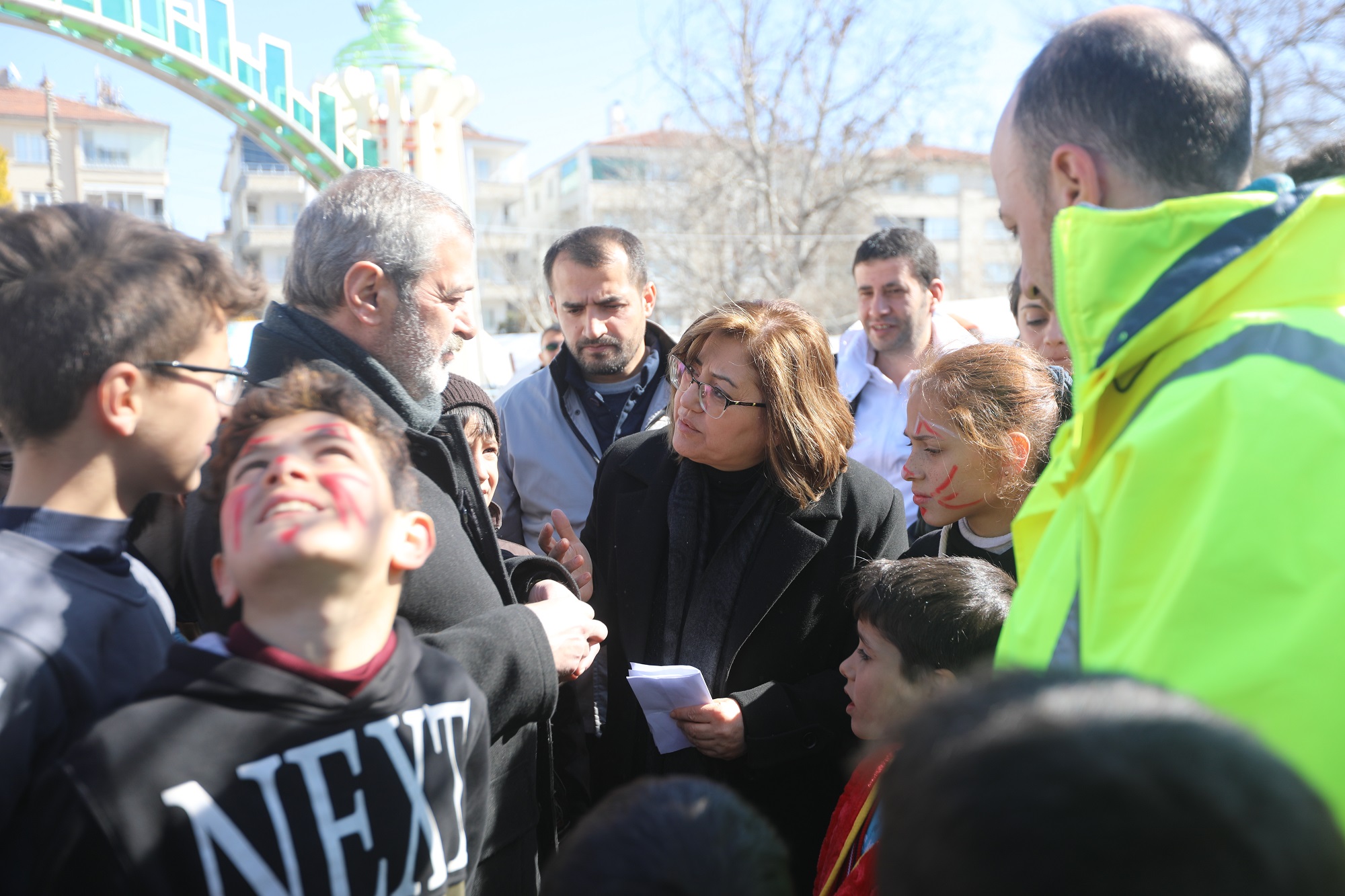 165255 baskan sahin masal parkta cocuk depremzedeler ve ailelerini ziyaret etti