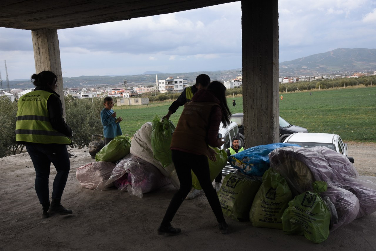 100209 evi yanan aileye osmaniye belediyesinden yardim eli 1