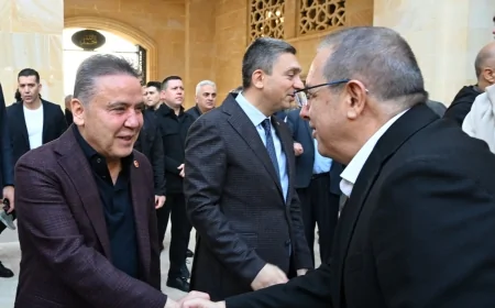 Antalya Büyükşehir Belediye Başkanı Muhittin Böcek, Ramazan Bayramı’nın ilk gününde vatandaşlarla bir araya geldi.