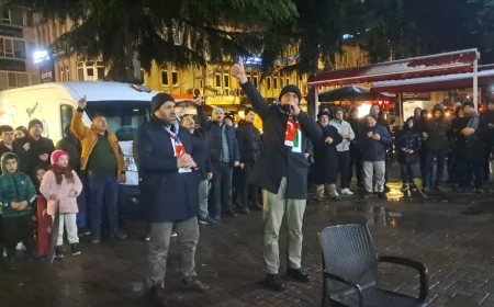 Terme’de “Tekbir Cuması” Çağrısı Karşılık Buldu: Onlarca Kişi Gazze İçin Meydanda Tekbir Getirdi