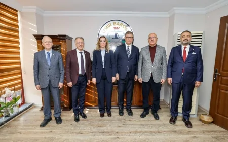 İzmir'de hukukçular 'hukuksuzluğa karşı direniş' çağrısı yaptı: 'Avukatlardan korkun, suçüstü yakalayacaklar'