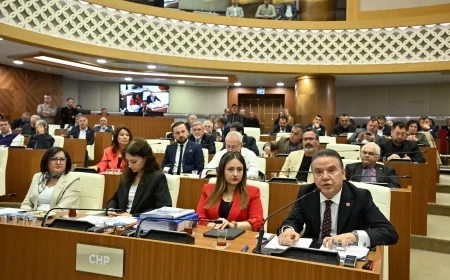 Antalya Meclisi’nde Volkan Konak’a Vefa: Lara Karavan Parkı’na İsmi Verildi, 2024 Faaliyet Raporu Oy Birliğiyle Onaylandı