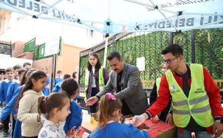 Dikili’deki Tüm Okullarda Öğrencilere Kek ve Meyve Suyu Dağıtıldı