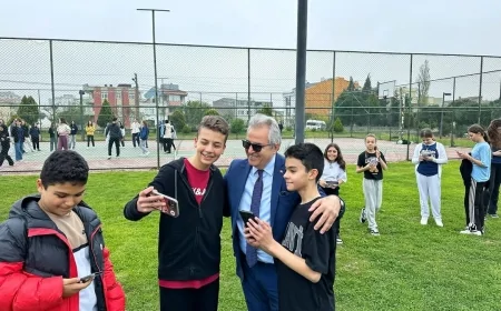 Bandırma'da Hürriyet Parkı'nda Renkli Buluşma: Dursun Mirza Gençlerle Sahaya İndi