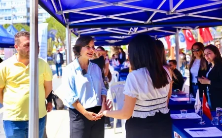Karabağlar’da iş ve umut buluştu: 30’dan fazla firma, yüzlerce iş arayanla bir araya geldi