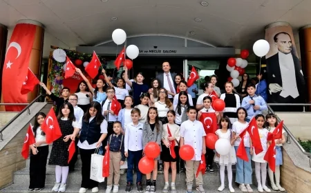 Bornova’da 23 Nisan’a çocuklardan çevre mesajı ve Atatürk’e duygusal selam