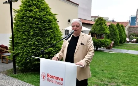 İzmir'de Gazeteci, fotoğraf sanatçısı Esad Erçetingöz ün  flamingo adası  sergisi  sanatseverlerle buluştu.