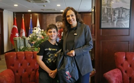 Karşıyakalı Çocuklardan Çevre Seferberliği: En Fazla Atık Yağ Toplayan Kaan Kocaçınar Ödülünü Aldı