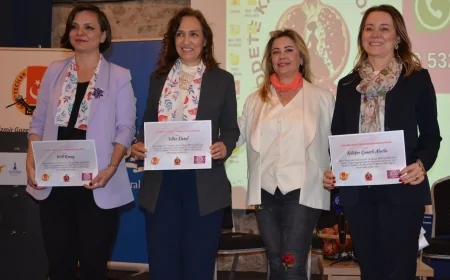 İzmir'de 'Birlikte Güçlüyüz' Panelinde Kadınlar Şiddete Karşı Ortak Mücadele Çağrısı Yaptı