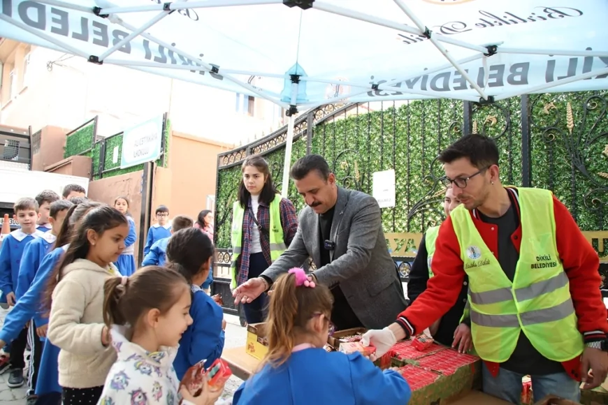 Dikili’deki Tüm Okullarda Öğrencilere Kek ve Meyve Suyu Dağıtıldı