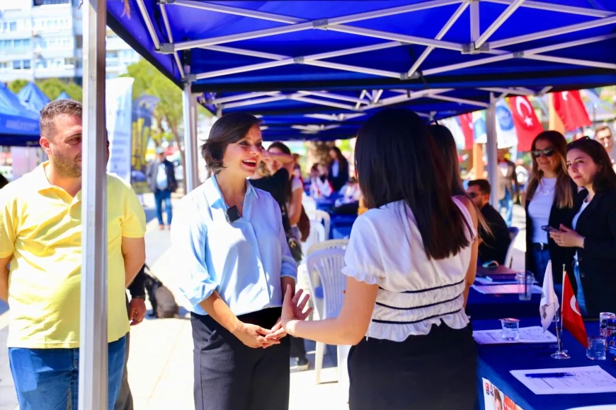 Karabağlar’da iş ve umut buluştu: 30’dan fazla firma, yüzlerce iş arayanla bir araya geldi