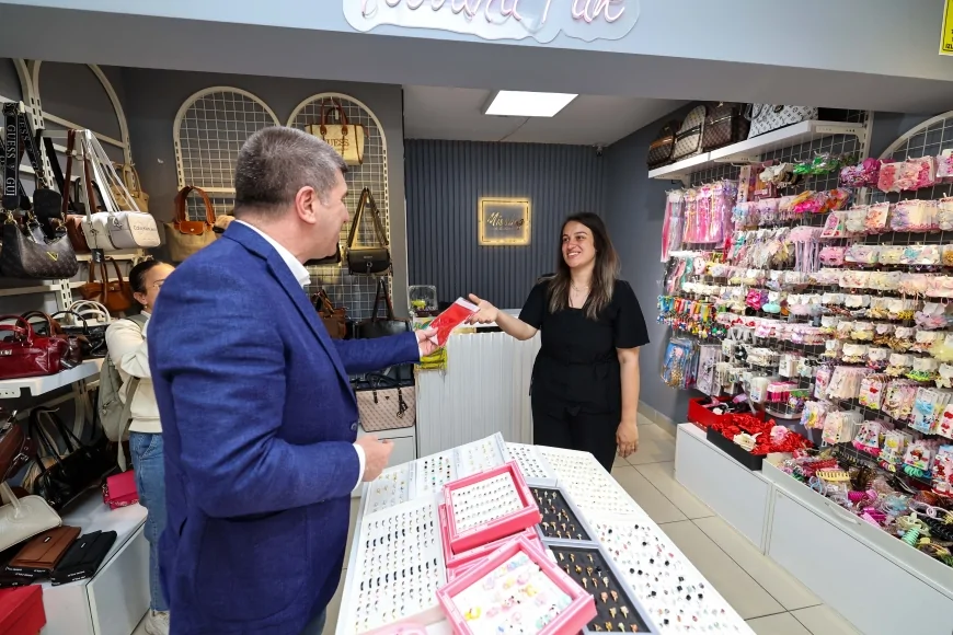 Ali Orkun Ercengiz, 23 Nisan öncesi Burdur esnafına Türk bayrağı dağıttı