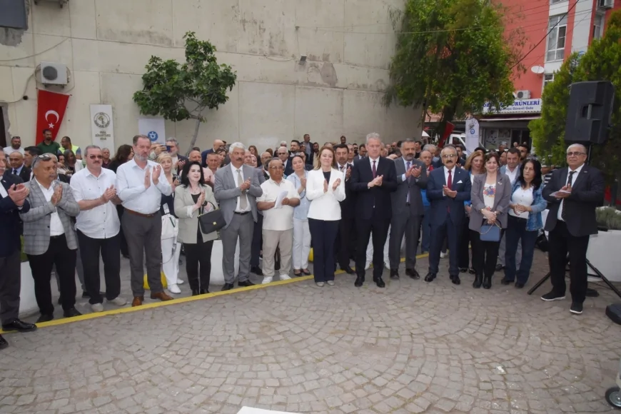 Konak Belediyesi ve İZTO’dan Gıda Çarşısı’na temizlik desteği: ‘50 konteynerle başladık, devamı gelecek’