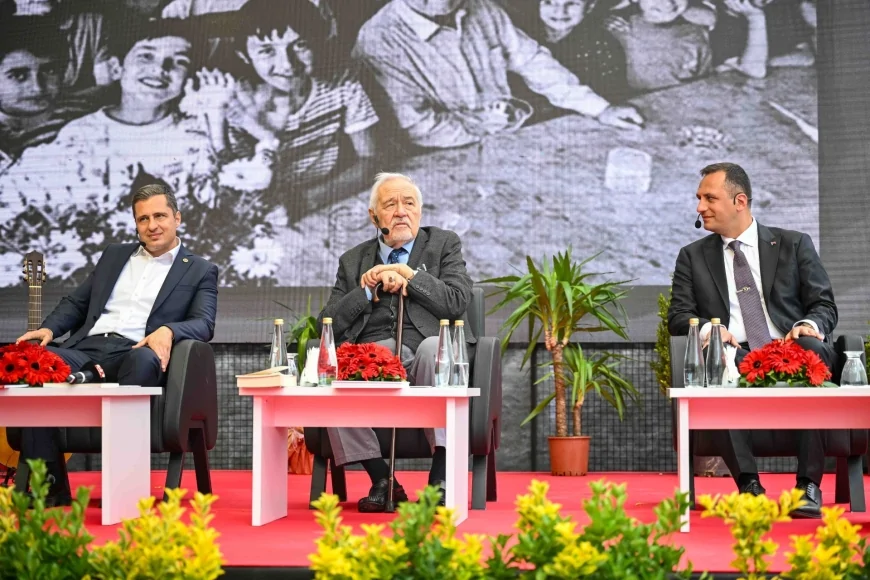 İlber Ortaylı ve Deniz Yücel'in Katılımıyla Bornova'da Abide-i Hürriyet Meydanı Açıldı: 'Özgürlük Zinciri Kırıldı'