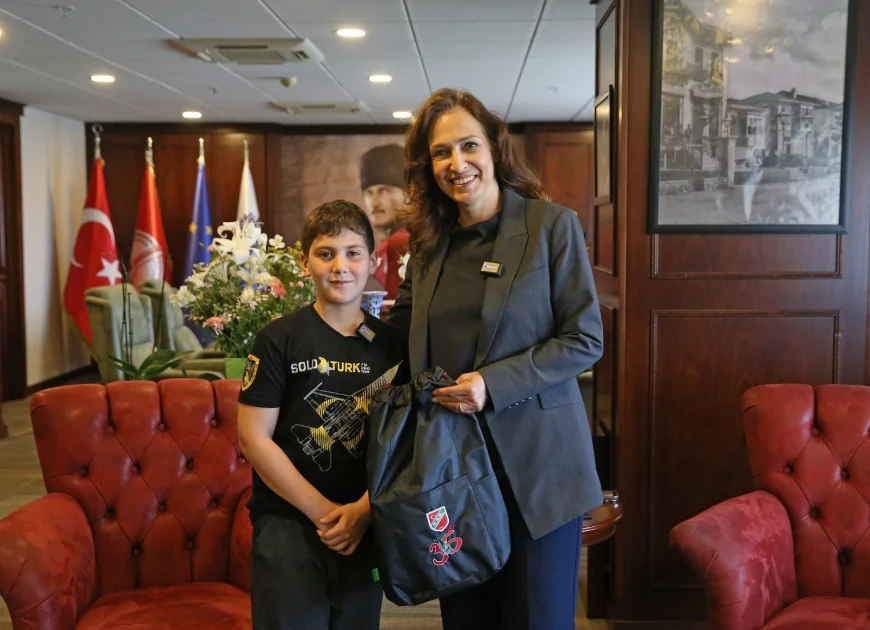 Karşıyakalı Çocuklardan Çevre Seferberliği: En Fazla Atık Yağ Toplayan Kaan Kocaçınar Ödülünü Aldı