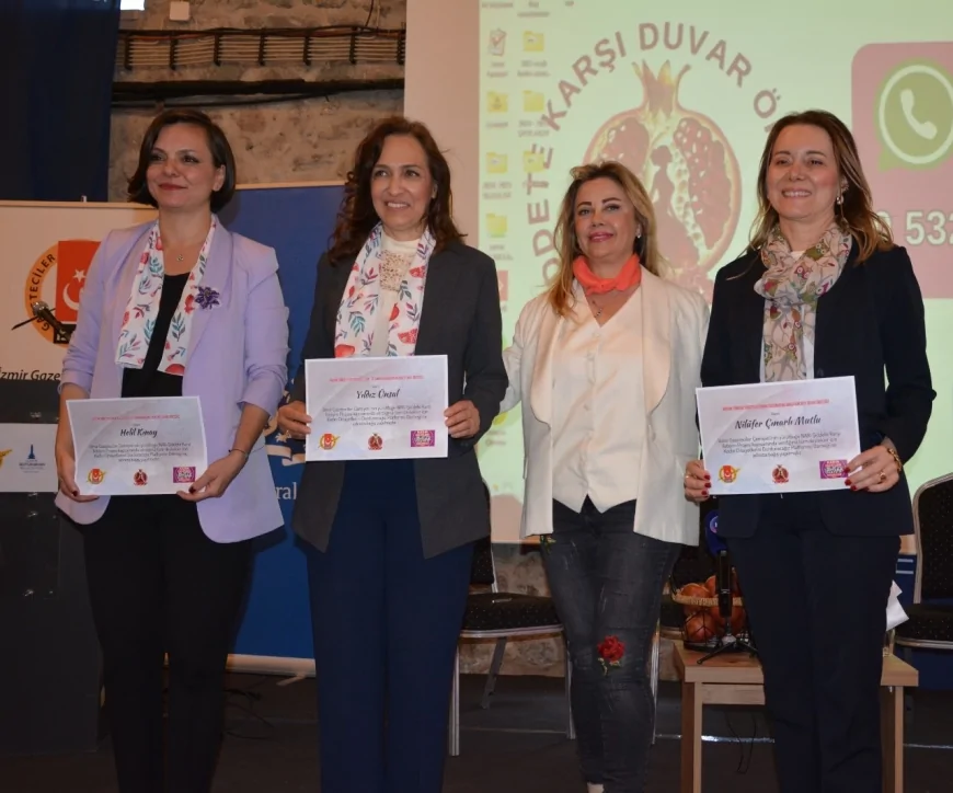 İzmir'de 'Birlikte Güçlüyüz' Panelinde Kadınlar Şiddete Karşı Ortak Mücadele Çağrısı Yaptı