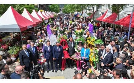 Bayındır Çiçek Festivali coşkulu kortejle başladı: Cemil Tugay'dan üreticilere övgü