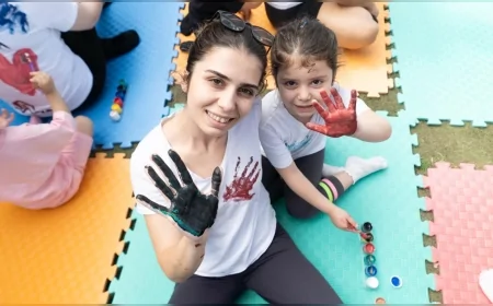 İzmir'de Anneler Günü'ne özel duygusal etkinlik: Çocuklar annelerinin tişörtlerine resim yaptı