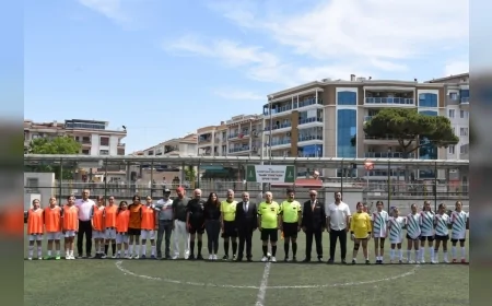 Karşıyaka'da düzenlenen kız futbol turnuvasının şampiyonu Cemil Akyüz Ortaokulu oldu