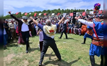 Ferdi Zeyrek'ten Yörük Şöleni'nde Anlamlı Mesaj: 'Yörük çadırında duman tütüyorsa, kimse bizi yenemez'