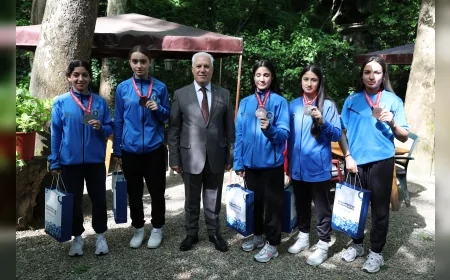 Mustafa Bozbey’den Türkiye Şampiyonasında Madalya Alan Kadın Boksörlere Tebrik: ‘Milli Formayla Nice Başarılara İmza Atacaklar’