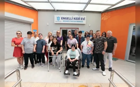 Konak Belediyesi’nden anlamlı etkinlik: Özel öğrenciler engelli kedilerle buluştu