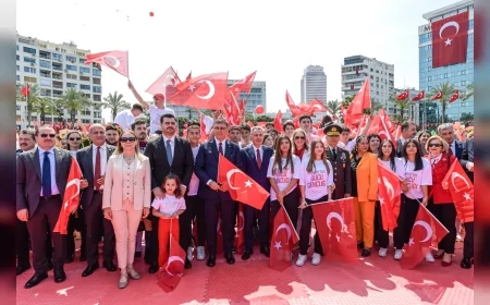 İzmir’de 19 Mayıs coşkusu Cumhuriyet Meydanı’nda zirveye çıktı