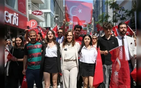 Karşıyaka’da 19 Mayıs coşkusu sokaklara taştı: Başkan Yıldız Ünsal’dan Atatürk vurgusu