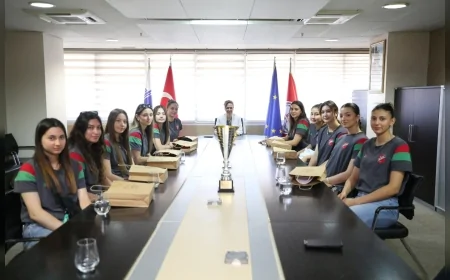 Karşıyaka’nın genç sporcuları madalya ve kupalarla döndü: ‘Her zaman yanınızdayız’