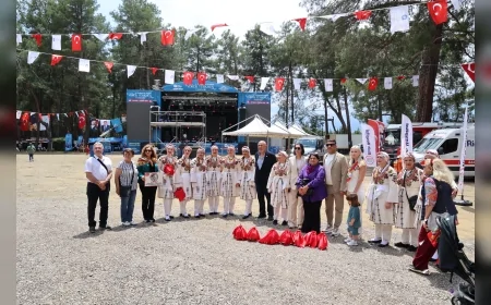 Antalya’da Yörük Türkmen Festivali büyük coşkuyla başladı: 25 ülkeden katılım, sahnede renkli danslar