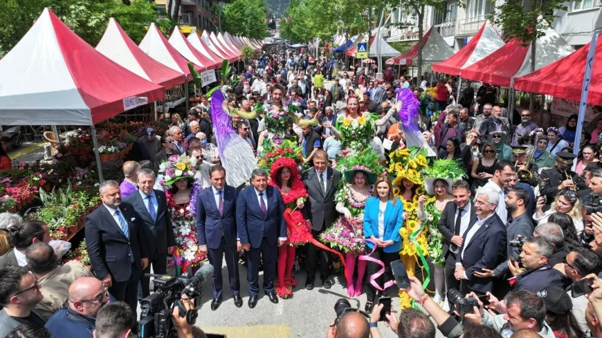 Bayındır Çiçek Festivali coşkulu kortejle başladı: Cemil Tugay'dan üreticilere övgü