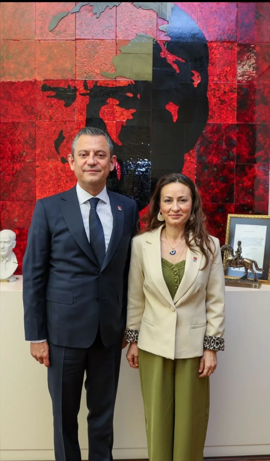 CHP Lideri Özgür Özel'e Saldırı Tepki Çekti: 'Bu Yalnızca Bireysel Bir Eylem Değil'