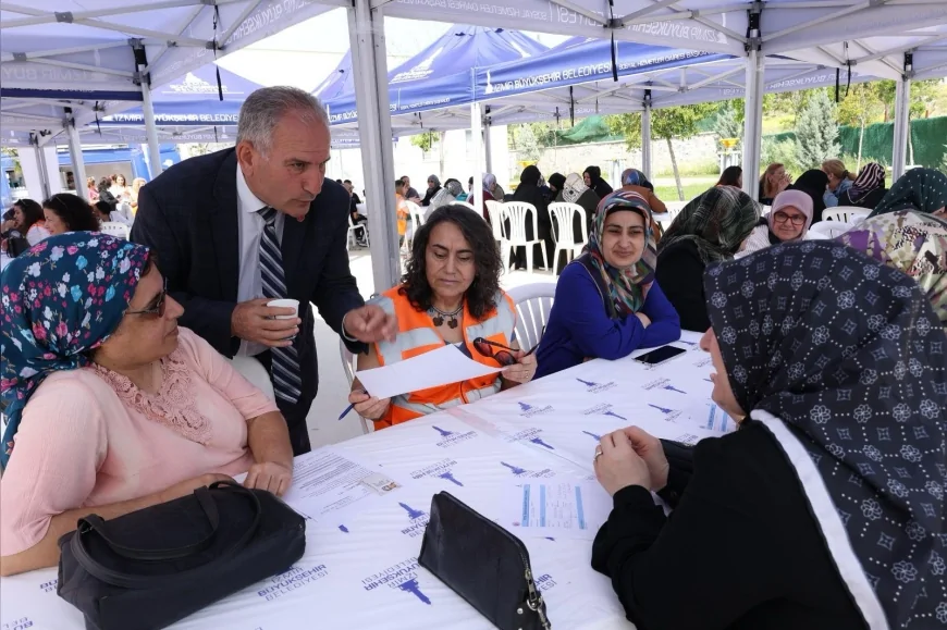 İzmirli kadınlar ‘Sıcak Çaylar, Güçlü Bağlar’ buluşmalarıyla mahalle mahalle dayanışma kuruyor