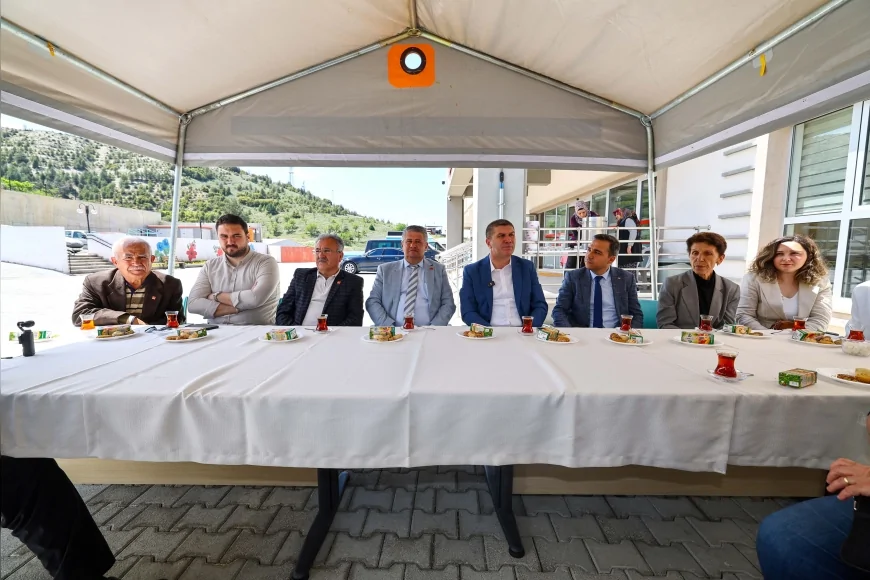 Burdur'da huzurevi sakinlerine ücretsiz servis ve çiçek sözü: Başkan Ercengiz'den anlamlı ziyaret