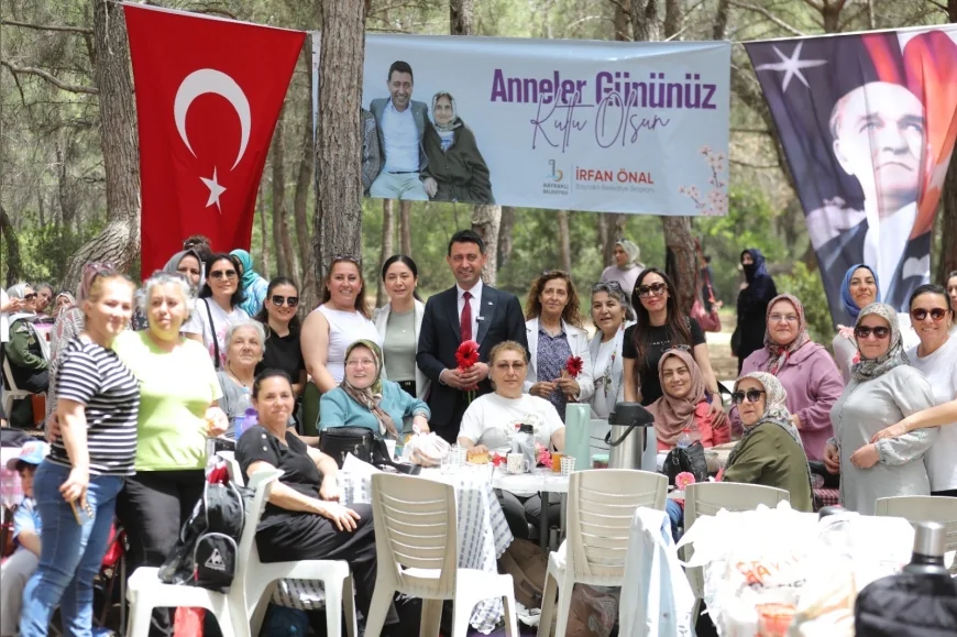 Bayraklı'da Anneler Günü Pikniği: Başkan İrfan Önal'dan Kadınlara 'İyi ki Varsınız' Mesajı