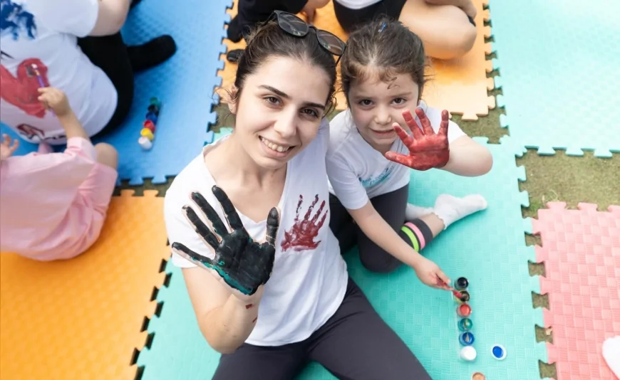 İzmir'de Anneler Günü'ne özel duygusal etkinlik: Çocuklar annelerinin tişörtlerine resim yaptı