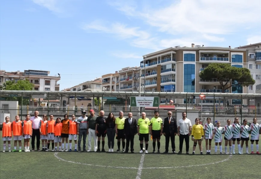 Karşıyaka'da düzenlenen kız futbol turnuvasının şampiyonu Cemil Akyüz Ortaokulu oldu