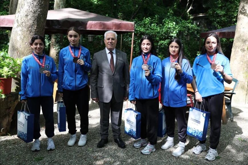 Mustafa Bozbey’den Türkiye Şampiyonasında Madalya Alan Kadın Boksörlere Tebrik: ‘Milli Formayla Nice Başarılara İmza Atacaklar’