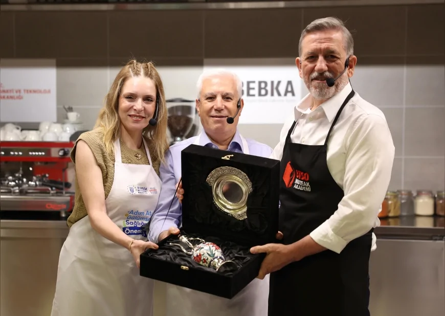 Obeziteyle Mücadeleye Mutfakta Destek: Mustafa ve Seden Bozbey Enginarlı Fit Salata Yaptı