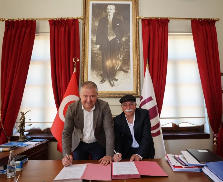 Selçuk Balkan yönetimindeki Urla Belediyesi, borçları azaltırken 30 yeni araç alımı ve 22 sahilde düzenleme gerçekleştirdi