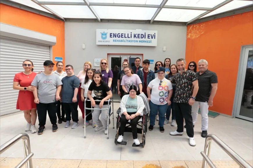 Konak Belediyesi’nden anlamlı etkinlik: Özel öğrenciler engelli kedilerle buluştu