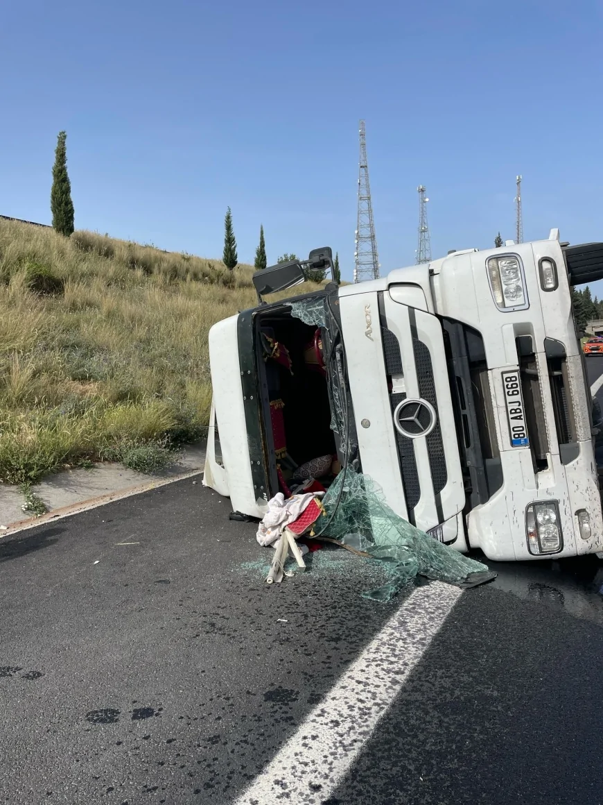 Adana-Osmaniye TAG Otoyolu'nda TIR kazası: Dorse ayrıldı, kabin devrildi, sürücü ağır yaralı