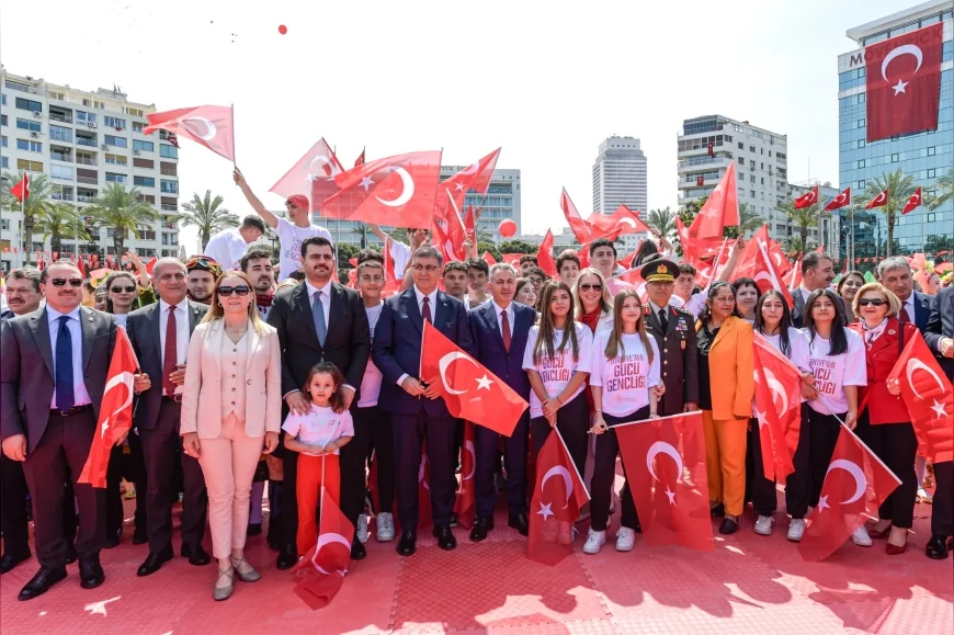 İzmir’de 19 Mayıs coşkusu Cumhuriyet Meydanı’nda zirveye çıktı