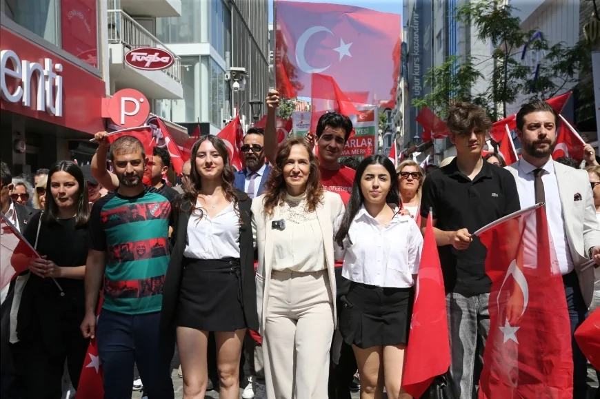 Karşıyaka’da 19 Mayıs coşkusu sokaklara taştı: Başkan Yıldız Ünsal’dan Atatürk vurgusu