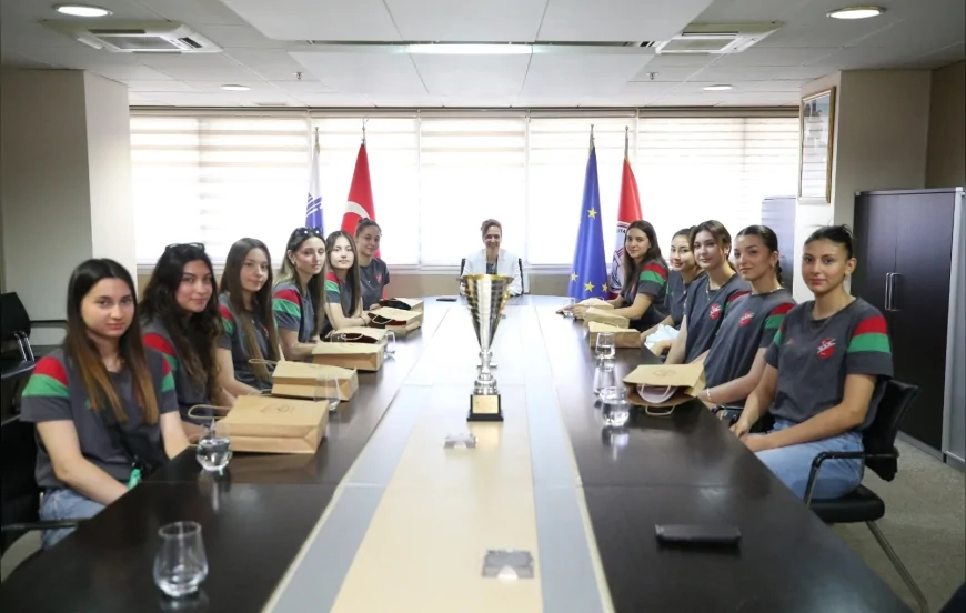 Karşıyaka’nın genç sporcuları madalya ve kupalarla döndü: ‘Her zaman yanınızdayız’