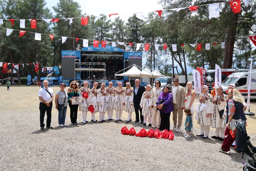 Antalya’da Yörük Türkmen Festivali büyük coşkuyla başladı: 25 ülkeden katılım, sahnede renkli danslar