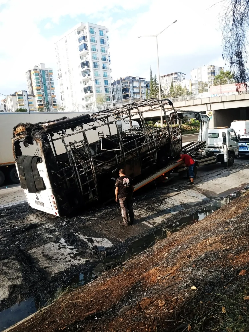 Servis Otobüsü Elektrik Arızası Nedeniyle Küle Döndü
