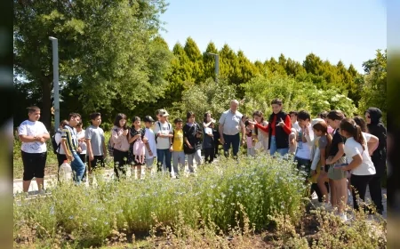 Balıkesirli öğrenciler BAÇEM’de bitkileri yakından tanıdı, dikim yaptı