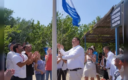 Seferihisar’da Mavi Bayrak Coşkusu: Akkum Plajı’nda Çevre Şenliği Renkli Görüntülere Sahne Oldu