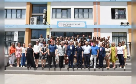 Karşıyaka’da 40 bini aşkın öğrenci karne heyecanı yaşadı, törene protokol de katıldı